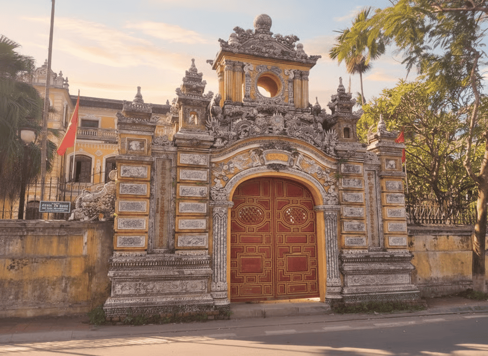 The main gate is designed in the European Baroque style but also incorporates motifs with Vietnamese significance